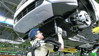 Un operario de la planta de Ford en Valencia con el nuevo exoesqueleto.