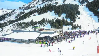 Gran afluencia de esquiadores en la estación de Aramón-Cerler este domingo por la mañana.