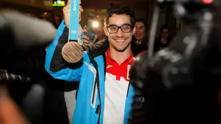 Javier Fernández posa con su medalla de bronce a su llegada a Barajas.