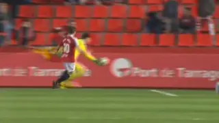 Momento en el que Cristian Álvarez golpeó el balón con la mano, metro y medio dentro del área, jugada que el linier vio fuera de la misma y señaló falta y tarjeta al portero del Real Zaragoza.