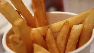 Las patatas fritas perfectas deben de ser doradas y crujientes por fuera, pero blandas por dentro.