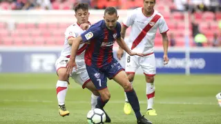 Ferreiro en el Huesca-Rayo de la ida (2-1) ante Álex Moreno y por detrás Trejo.