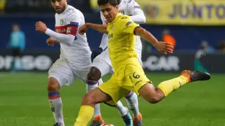 Acción de juego del partido entre el Villarreal y el Olympique de Lyon.