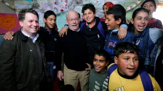 Justin Forsyth, primero por la izquierda, en una escuela de un campo de refugiados.