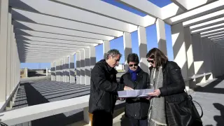 El arquitecto Sixto Marín, a la izquierda, con el alcalde, Luis Felipe, y la concejala de Urbanismo, María Rodrigo, bajo la pérgola del nuevo acceso al cementerio