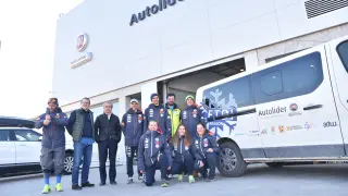 Esquiadores del Cetdi y técnicos junto al presidente de la FADI, José Ricardo Abad, y el gerente de Autolíder, Manuel Berdiel.