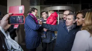 Mariano Rajoy, Javier Maroto, Luis María Beamonte, la ministra Dolors Monserrat y Mar Vaquero, este sábado durante el recorrido por el centro de Zaragoza.