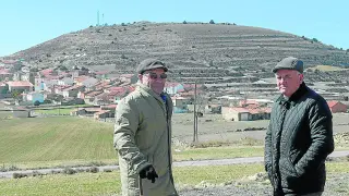 Eduardo Sánchez -a la derecha- y un vecino, Enrique Romero