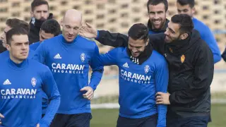 Buen ambiente en el entrenamiento: Borja Iglesias, en un gesto cómplice con Toquero, entre las sonrisas de Ros y Mikel González.