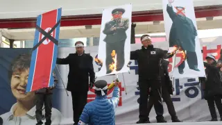 La llegada de la delegación norcoreana ha provocado protestas en Corea del Sur