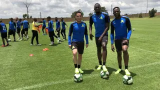 Usain Bolt (centro), en un acto de promoción de Puma en Sudáfrica, con el equipo Mamelodi Sundowns FC.