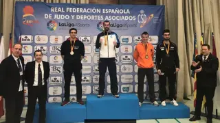 El zaragozano Ignacio de la Parra, en la cima del podio en el Nacional de Sanda celebrado este domingo en Madrid.