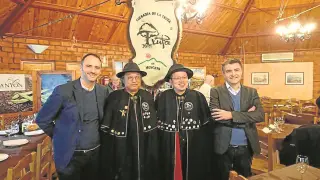 Expertos chinos ataviados con las prendas de la Cofradía de la Trufa con los que se reunieron en Vera de Moncayo (Zaragoza).