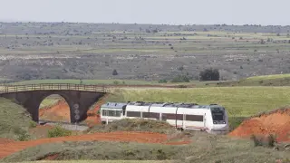 Un tren, que en mayo de 2017 remolcaba un 'tamagotchi' averiado, circula entre Lechago y Ferreruela de Huerva, un tramo con trazado obsoleto