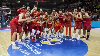 Los jugadores de la selección española celebran la victoria de ayer en el pabellón Príncipe Felipe, la cuarta de la fase de clasificación.
