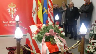 El senador por Asturias Vicente álvarez acompañaa familiares del exfutbolista 'Quini' en la capilla ardiente