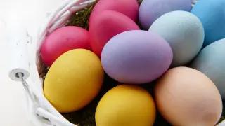Huevos de pascua pintados de diferentes colores.