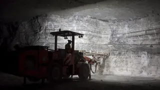 Un trabajador realiza labores de extracción en las minas de sal de Remolinos