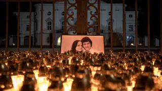 Velas en homenaje a Jan Kuciak, el periodista eslovaco asesinado, junto a su novia frente a la sede del Gobierno en Bratislava