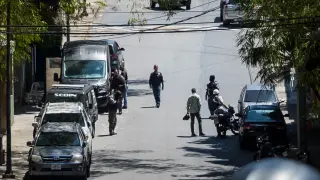 Agentes del Servicio de Inteligencia custodian la residencia de Leopoldo López.