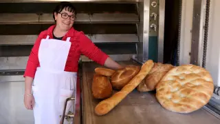 María Dolores, con algunas de las variedades de pan que elabora a diario artesanalmente en su horno de leña.