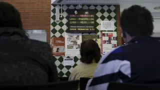 Desempleados esperan turno en unas oficinas del servicio público de empleo de Zaragoza