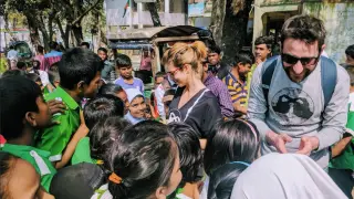 Clara Lago y Dani Rovira a su llegada a Bangladesh