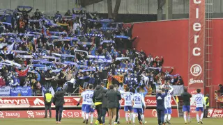 Las afición del Zaragoza celebra el triunfo en Los Pajaritos.