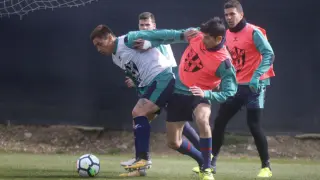 El delantero Chimy Ávila, que regresa hoy al once inicial del Huesca, pugna con Aguilera durante un entrenamiento.