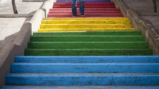 Escalera multicolor en el centro de Escatrón.