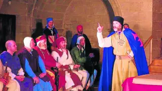 Caballeros de Exea participan en una recreación histórica en Ejea durante las fiestas de San Juan.