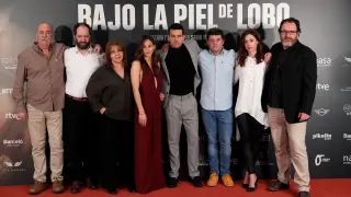 El director Samu Fuentes y los actores Josean Bengoetxea, Irene Escolar, Mario Casas y Ruth Díaz en la presentación de 'Bajo la piel del lobo'