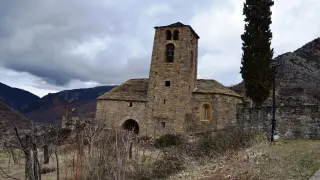 Campanario e iglesia de Beranuy.