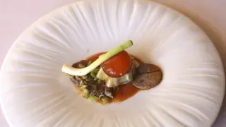 Plato de hígado de ternasco, ravioli y ajetes tiernos elaborado por el restaurante Las Torres de Huesca.
