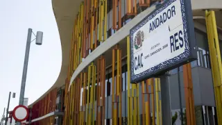 El andador Berta Cáceres, situado en el recinto de la Expo de Zaragoza, ha sido uno de los topónimos cambiados recientemente (en la imagen, tomada en su inauguración, aparece parcialmente tapado con el nombre anterior).