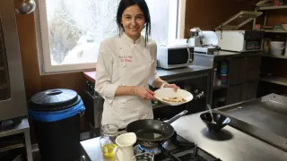 María José Meda, chef con estrella Michelin en la cocina de El Batán (Tramacastilla).