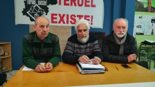 De izquierda a derecha, Antonio Catalán, Manuel Gimeno y Domingo Aula, miembros de Teruel Existe