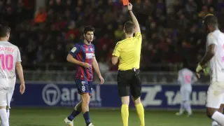 Gonzalo Melero es sancionado con una tarjeta roja.