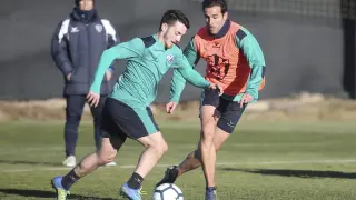 Rulo ante Íñigo López en un entrenamiento del Huesca