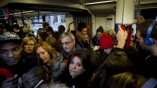 Varios usuarios, en el tranvía de Zaragoza.
