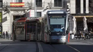 Un tranvía a su paso por la plaza de España.