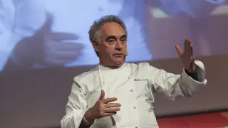 Ferran Adrià en acción. Explica con entusiasmo y con sentido pedagógico.