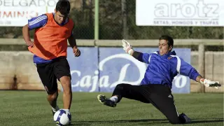 Dorronsoro, en su época en el Real Zaragoza, sale a los pies de Braulio en un entrenamiento llevado a cabo en Navaleno (Soria) durante la pretemporada de 2008, hace casi 10 años.