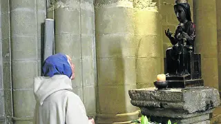 La priora Sylvie frente a la virgen del Coro.