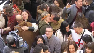 Imagen del beso multitudinario que tiene lugar durante la fiesta medieval Las Bodas de Isabel