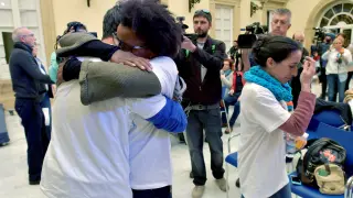 Ana Julia Quezada abraza al padre de Gabriel Cruz unas horas antes de ser detenida como sospechosa del crimen.