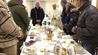 El papa Francisco invitó a ocho mendigos a desayunar en 2016.