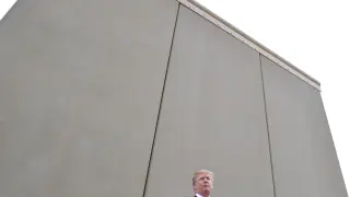 Trump ante uno de los prototipos de muro.