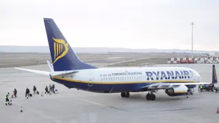 Un avión de la compañía Ryanair, en la plataforma del aeropuerto de Zaragoza.