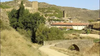 Uncastillo con el puente de los Judíos en primer plano, desde la ruta de las Fuentes.